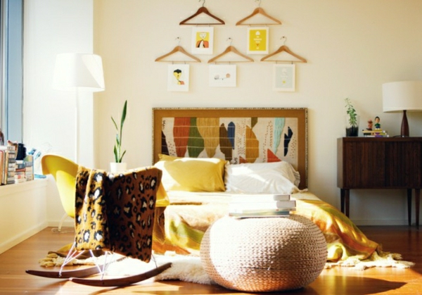 Kunst-an-der-Wand-schlafzimmer-gelb-weiße-stehende-lampe