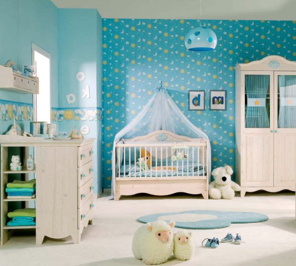 babyzimmer-einrichten-blaue-tapeten- blauer teppich am boden und plüschtiere