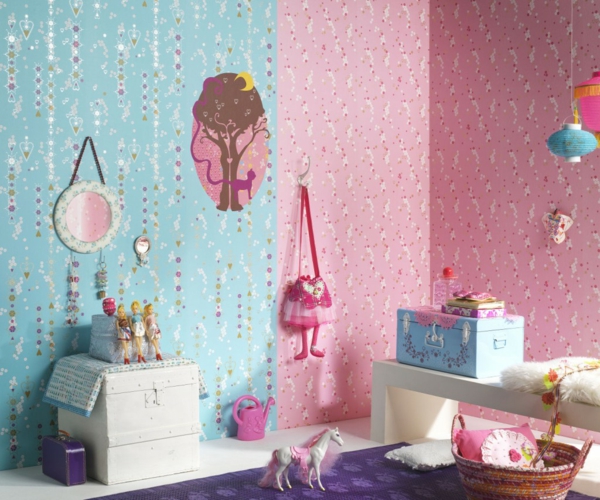 babyzimmer-tapeten-blau-und-rosa-spielzeuge und ein lila teppich