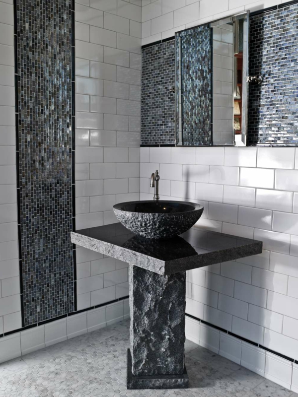 bad-mit-mosaikflisen-modern- steintisch und waschbecken in schwarz