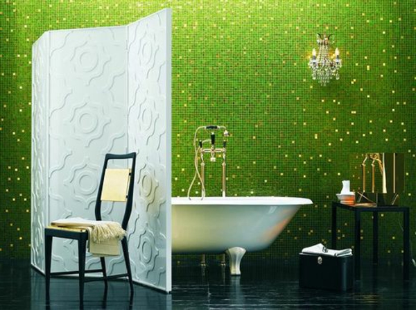 bad-wandfliesen-grüne-farbe- weiße badewanne und ein paravent