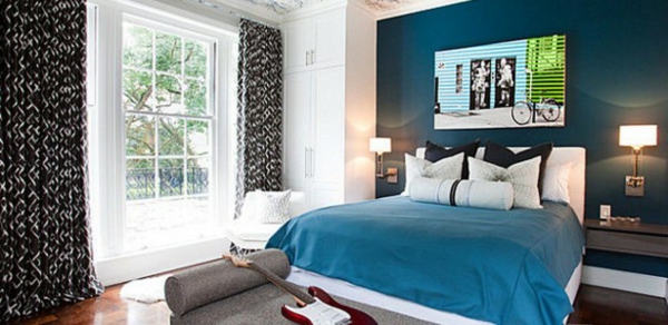 schlafzimmer-einrichten-blaue-wand-und-bild-dekokissen