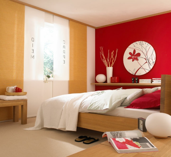 schlafzimmer-farben-rote-wand- weiße bettwäsche