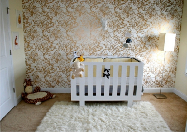 tapeten-babyzimmer-beige- weißes bettchen