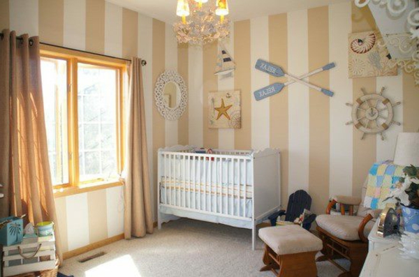 tapeten-babyzimmer-linien- sessel mit einem hocker neben dem bettchen