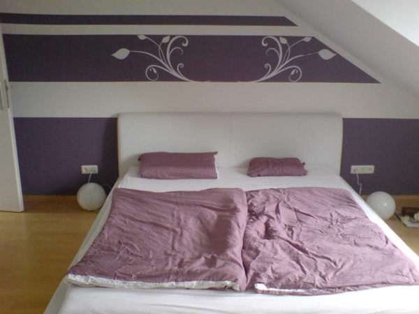 wandgestaltung-mit-farbe-schlafzimmer- bettbezüge in lila