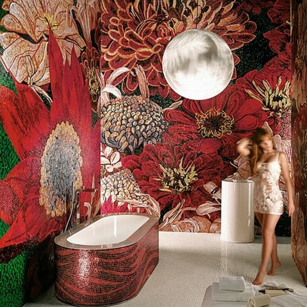 atemberaubende-mosaikfliesen-im-bad- eine schöne frau neben der badewanne