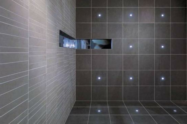 badezimmer-gestalten-led-fliesenbeleuchtung-sehr schlicht und elegant