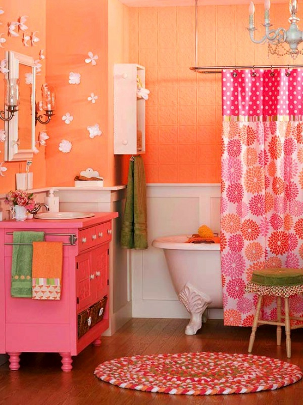 badezimmergestaltung-ideen-orange-rosa-blumig