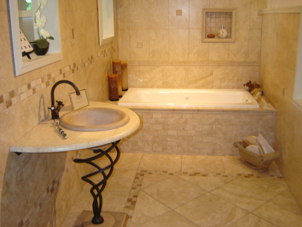 elegante-badewanne-einfliesen-weißes waschbecken