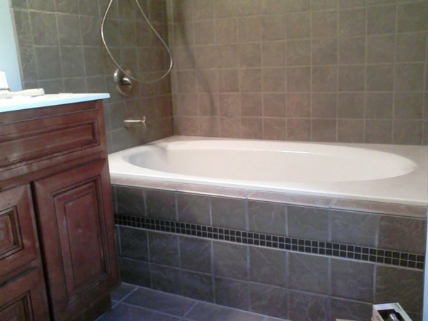 graue-badewanne-vekleiden- kleines badezimmer ausstatten