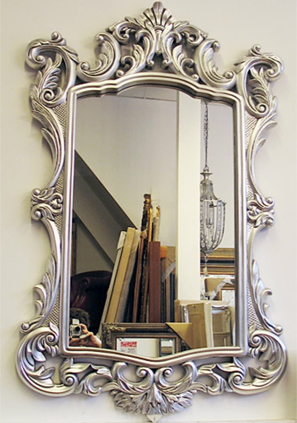 barock-spiegel-mit-silberrahmen-elegantes-modell- sehr aristokratisch wirkend