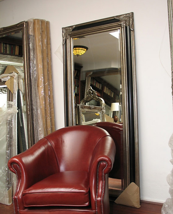 barock-spiegel-mit-silberrahmen-hinter-einem-sessel- super groß