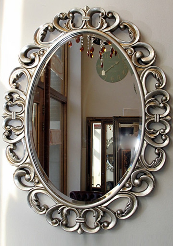 barock-spiegel-mit-silberrahmen-ovale-form- schön aussehen
