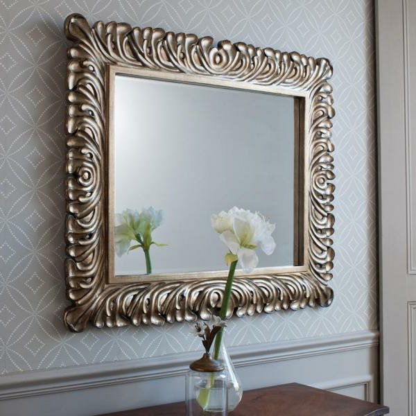 barock-spiegel-mit-silberrahmen- eine wiße blume davor