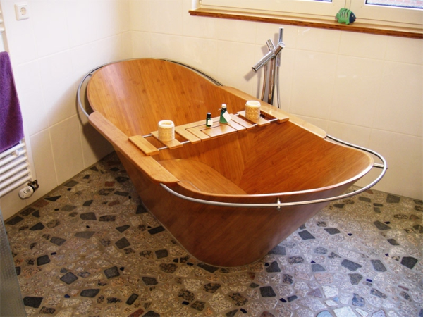 coole-Badewanne-aus-Holz-im-Bad