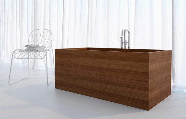 Badezimmer-mit-Holz-Badewanne-quadratische-Form