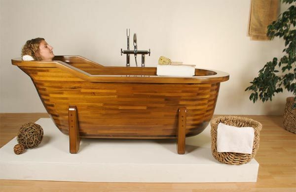 bequeme-Badewanne-aus-Holz-Relaxzone