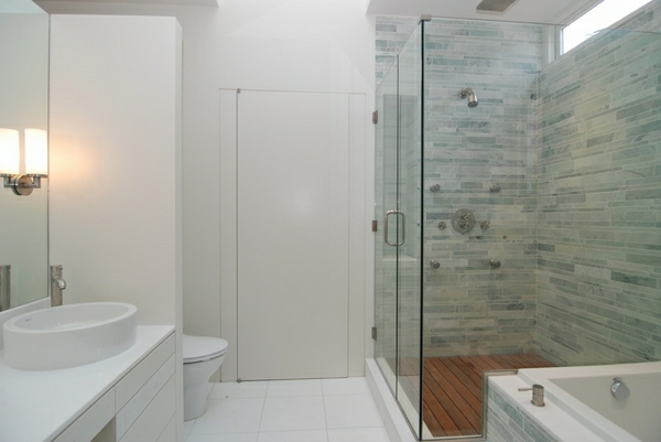 geflieste-dusche-im-hellen-badezimmer - weiße wandgestaltung