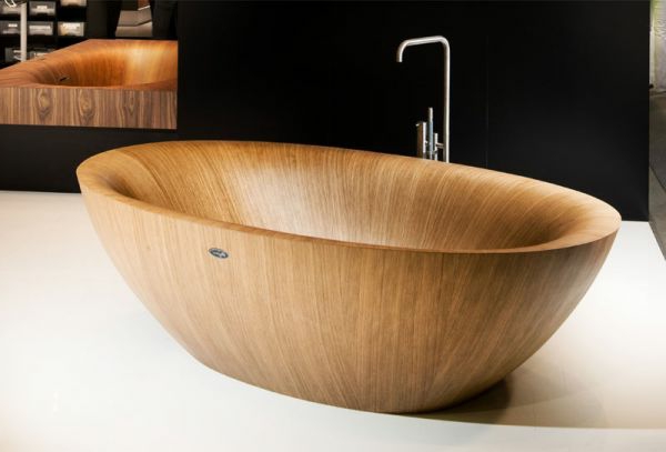 hölzerne-Badewanne-aus-hellem-Holz