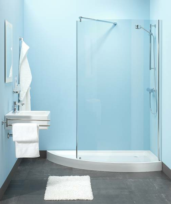Badezimmer-Duschkabine-aus-Glas-hellblaue-Wand-Design-Idee