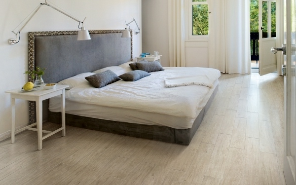 Schlafzimmer-Fliesen-Holz-Optik-Idee