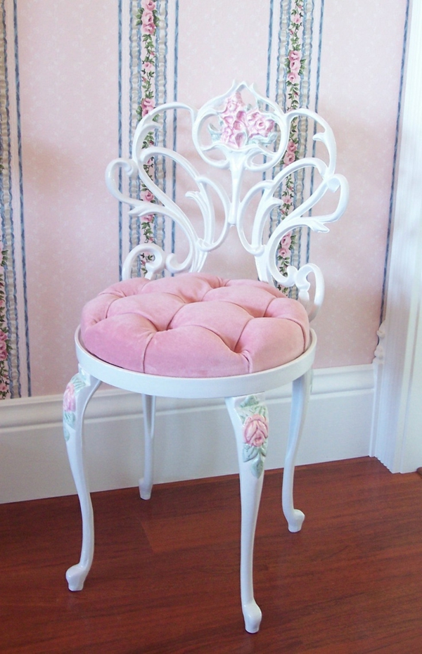 Schlafzimmer-in-rosa-Farbe-rosa-Stuhl