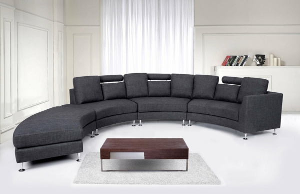 Sofa-halbrund-in-Dunkelgrau-kleiner-Holztisch