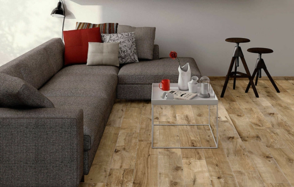 Wohnzimmer-Fliesen-mit-Holzoptik-graues-Sofa