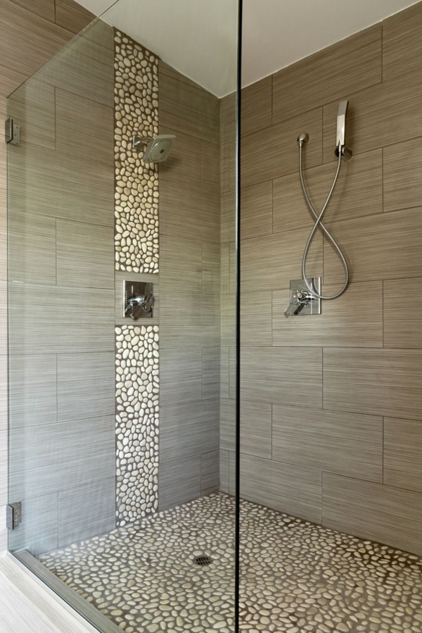 fantastische-Badezimmer-Duschkabine-aus-Glas-braune-Fliesen