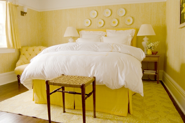 gelbe-farbgestaltung-im-schlafzimmer-mit-einem-weißen-bett