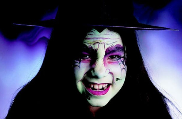 halloween-make-up-ideen-hexe-lila-hintergrund