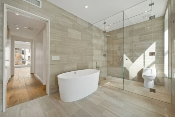 minimalistisches-bad-glas-duschkabine-fliesen-holzoptik-