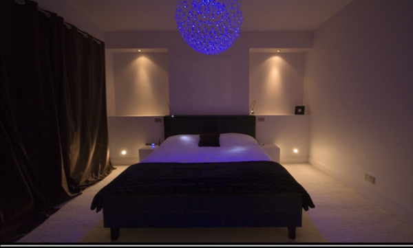 minimalistisches-schlafzimmer-mit-schlafzimmer lampen - licht in blau