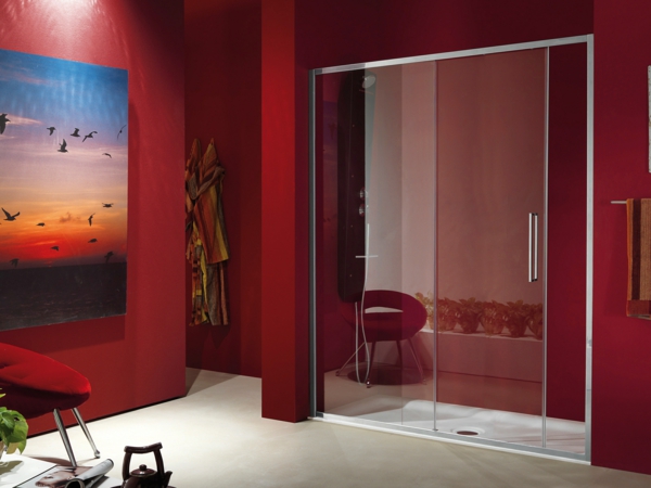 moderne-stilvolle-Duschkabinen-im-Badezimmer-Rot