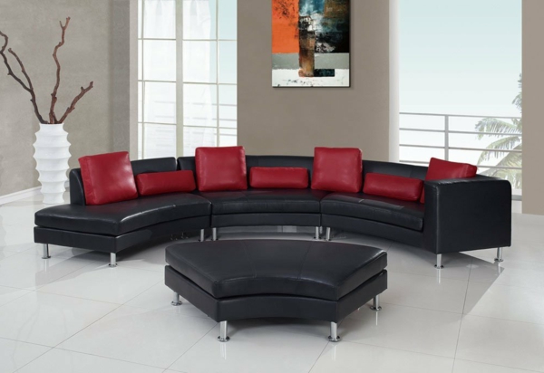 schwarzes-Sofa-in-halbrunder-Form-rote-Kissen