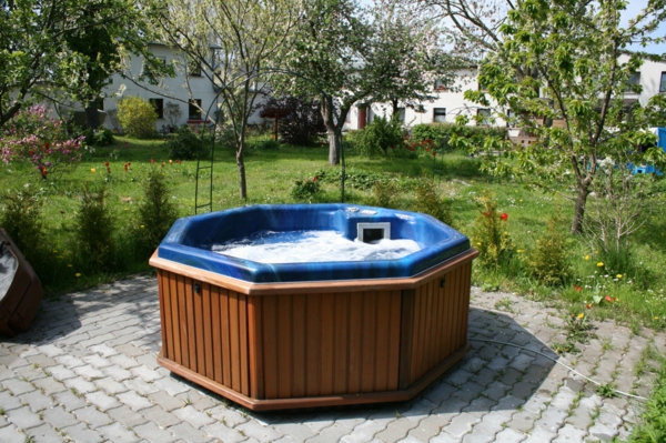 Whirlpool im Garten - 100 fantastische Modelle!