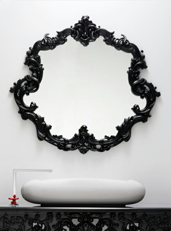 aristokratisches-badezimmer-mit-einem-designer-badspiegel