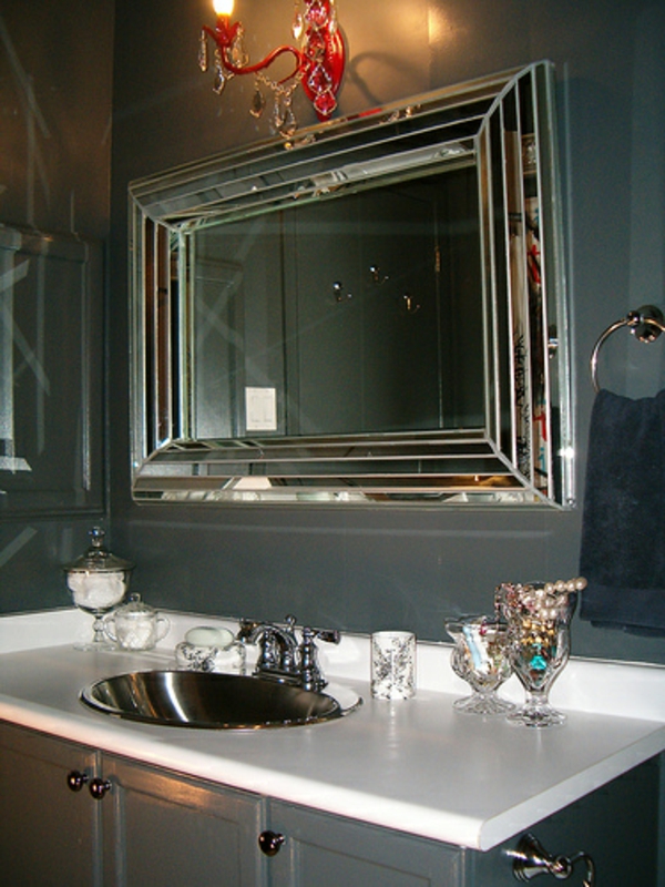 cool-ausgestattetes-badezimmer-mit-einem-designer-badspiegel