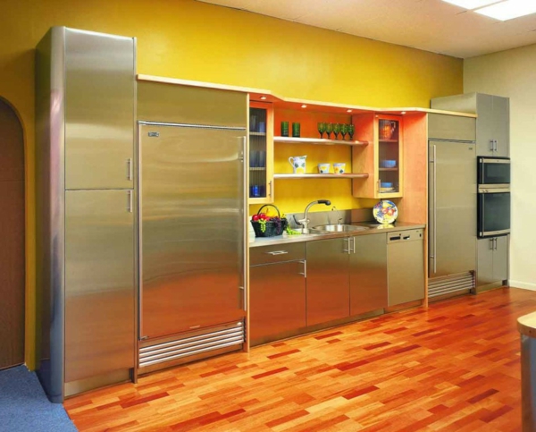 coole-gelbe-küchen-wandfarbe-möbel-aus-metall