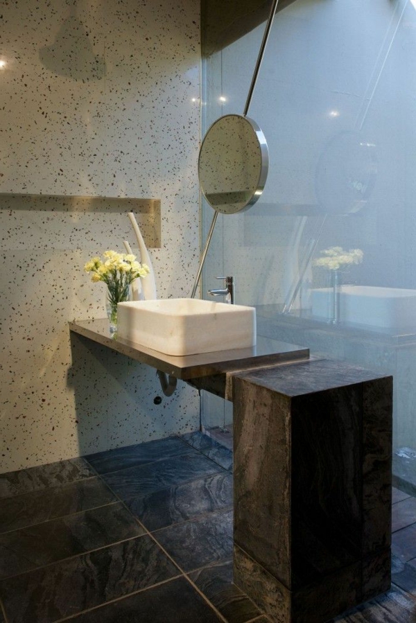 cooles-modernes-badezimmer-mit-einem-designer-badspiegel