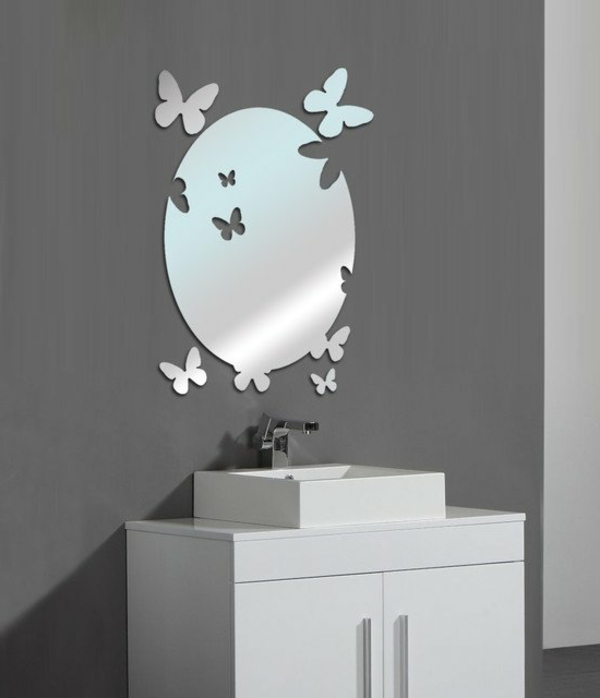 cooles-ultramodernes-badezimmer-mit-einem-designer-badspiegel