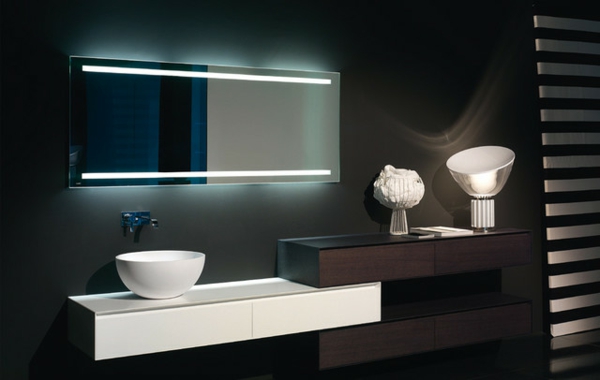 dunkles-badezimmer-mit-einem-designer-badspiegel