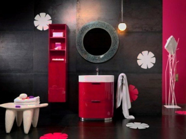 elegantes-badezimmer-mit-einem-designer-badspiegel