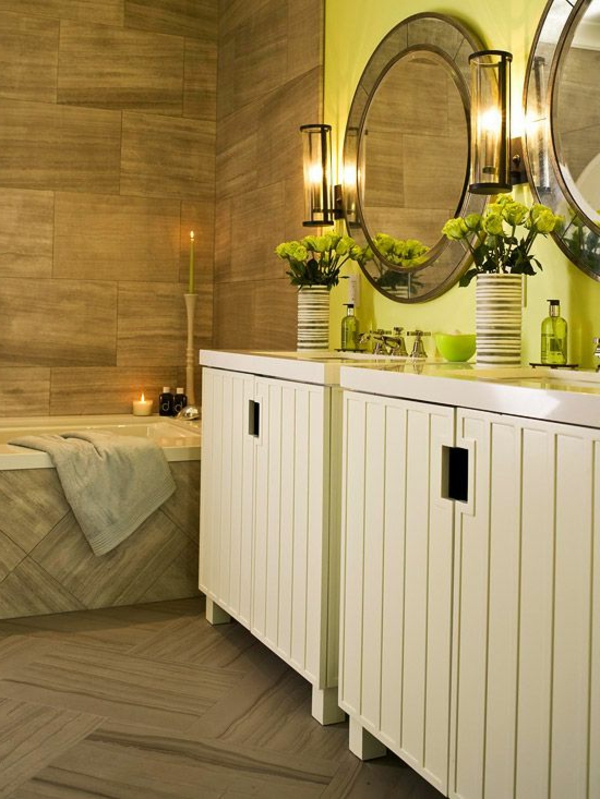 elegantes-interessantes-badezimmer-mit-einem-designer-badspiegel