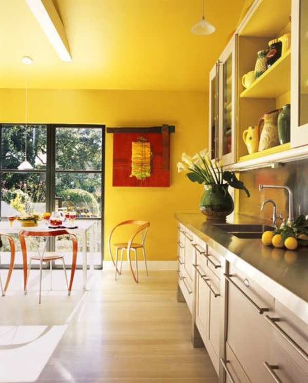 gelbe-küchen-wandfarbe-und-gläserne-wände