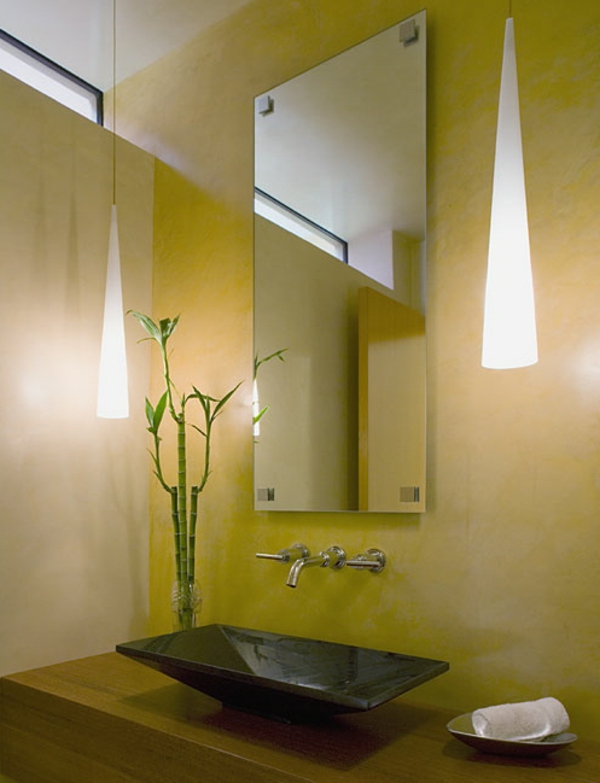 gelbes-badezimmer-mit-einem-designer-badspiegel