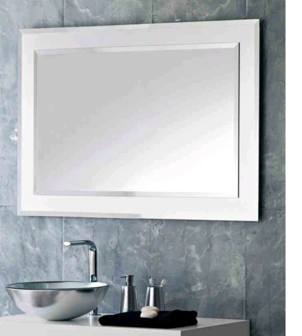graue-wand-und-großer-spiegel-im-badezimmer