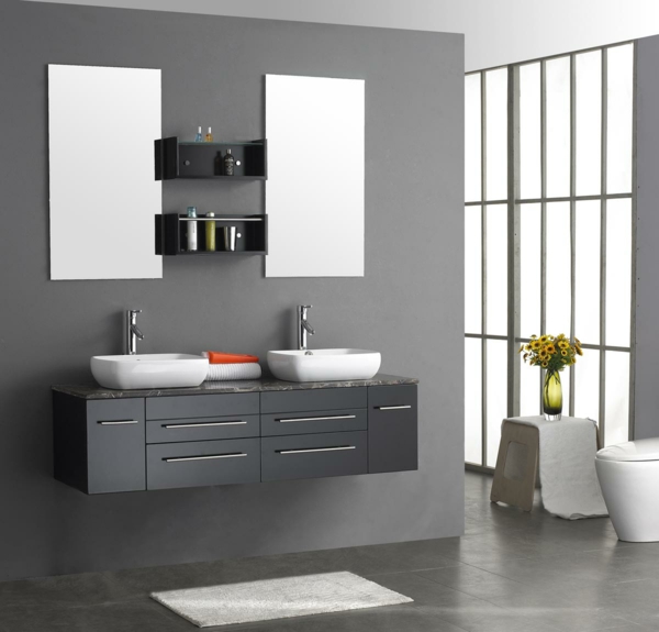 graues-modernes-badezimmer-mit-einem-designer-badspiegel