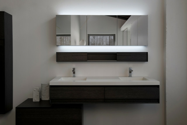 inspirierendes-badezimmer-mit-einem-designer-badspiegel